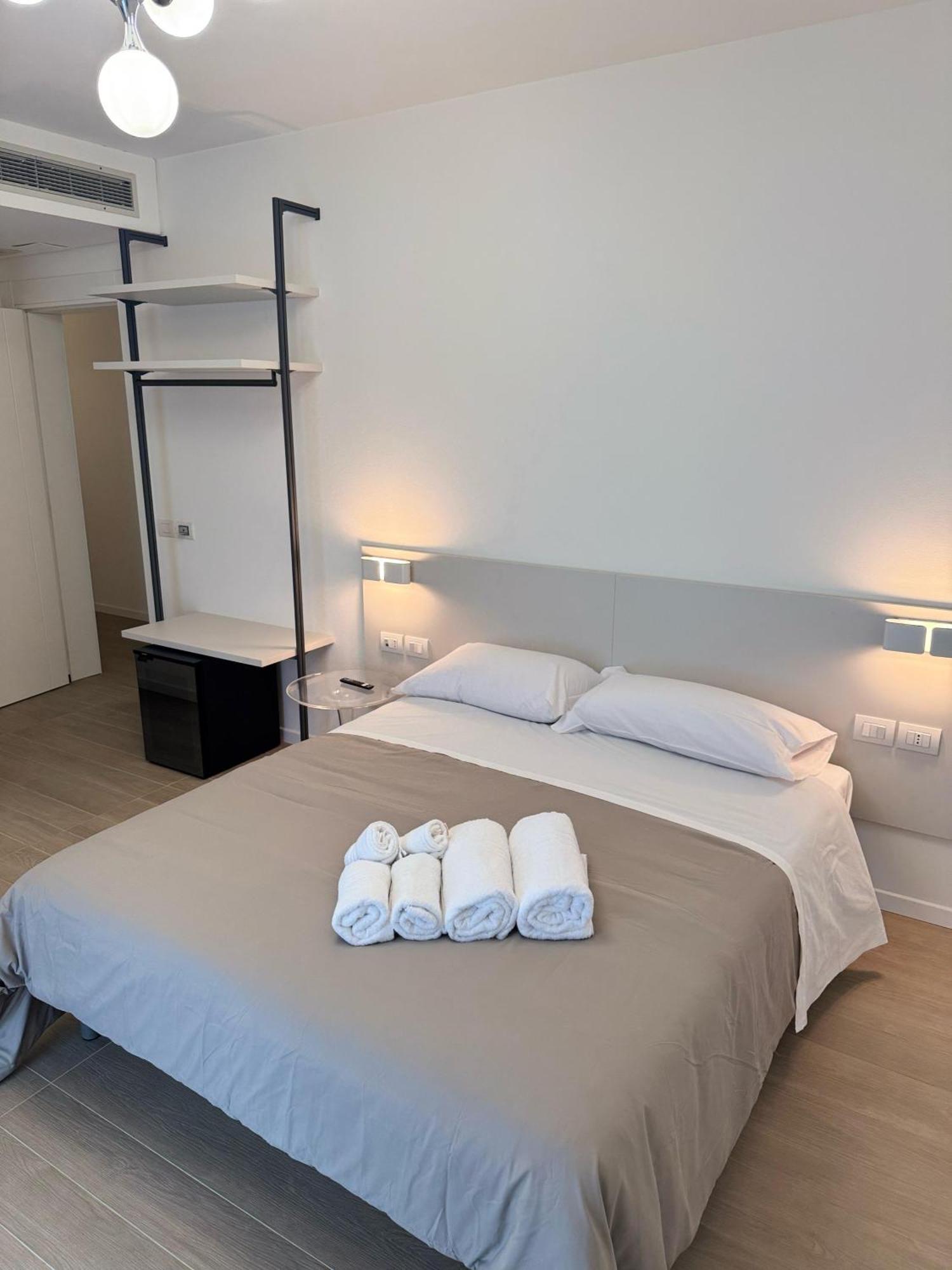 Hotel Villa Mary Santa Maria Di Sala Exteriör bild