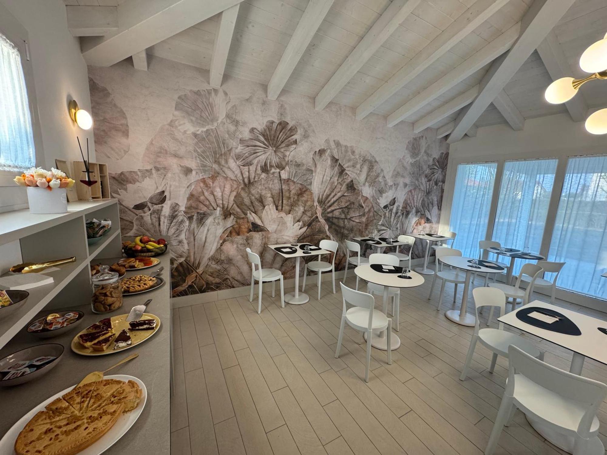Hotel Villa Mary Santa Maria Di Sala Exteriör bild
