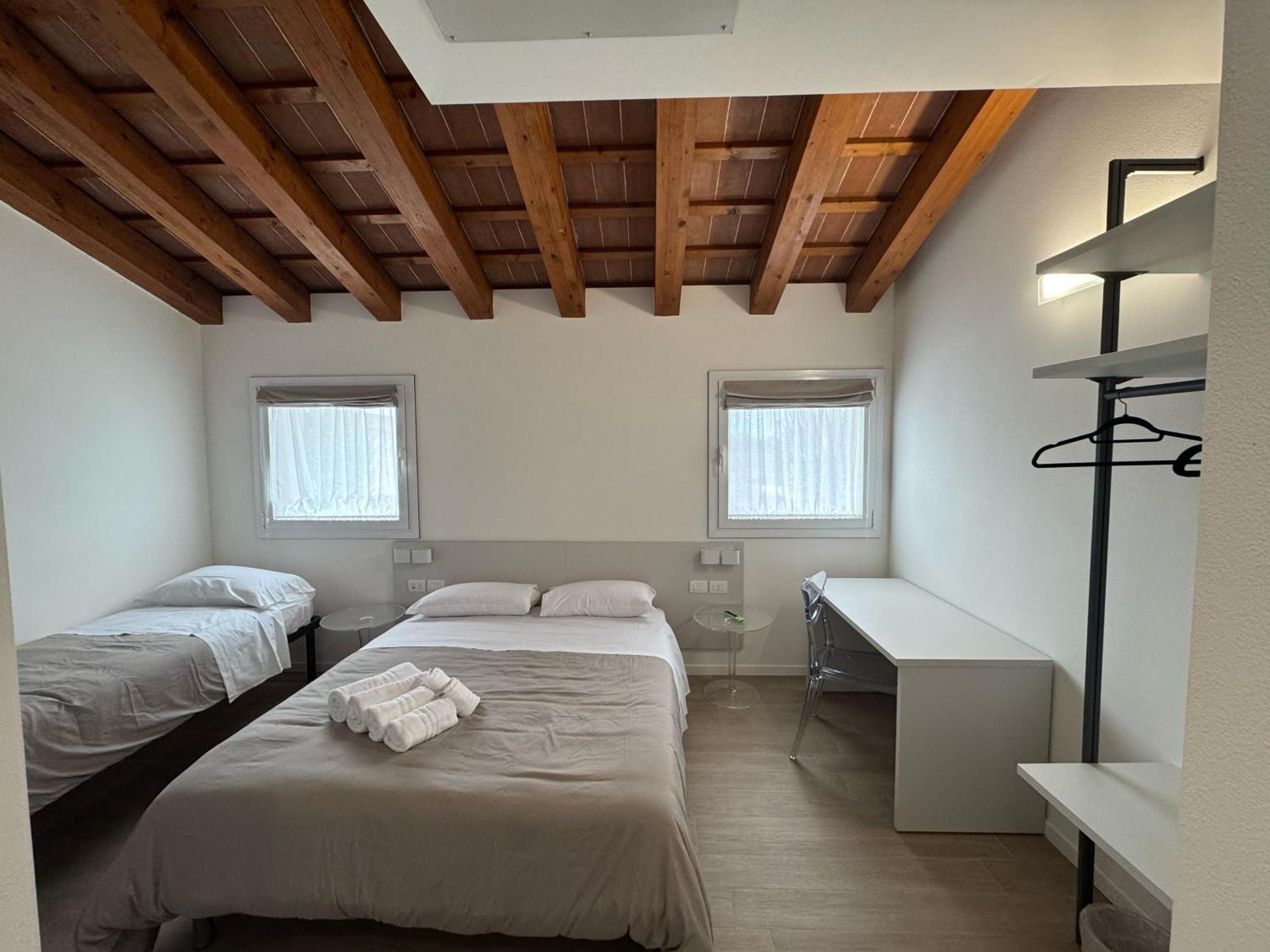 Hotel Villa Mary Santa Maria Di Sala Exteriör bild