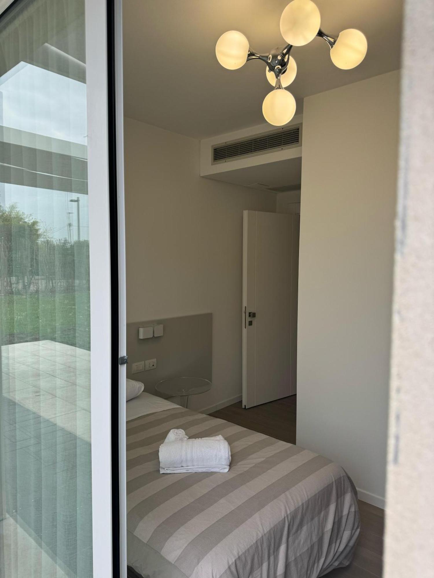 Hotel Villa Mary Santa Maria Di Sala Exteriör bild