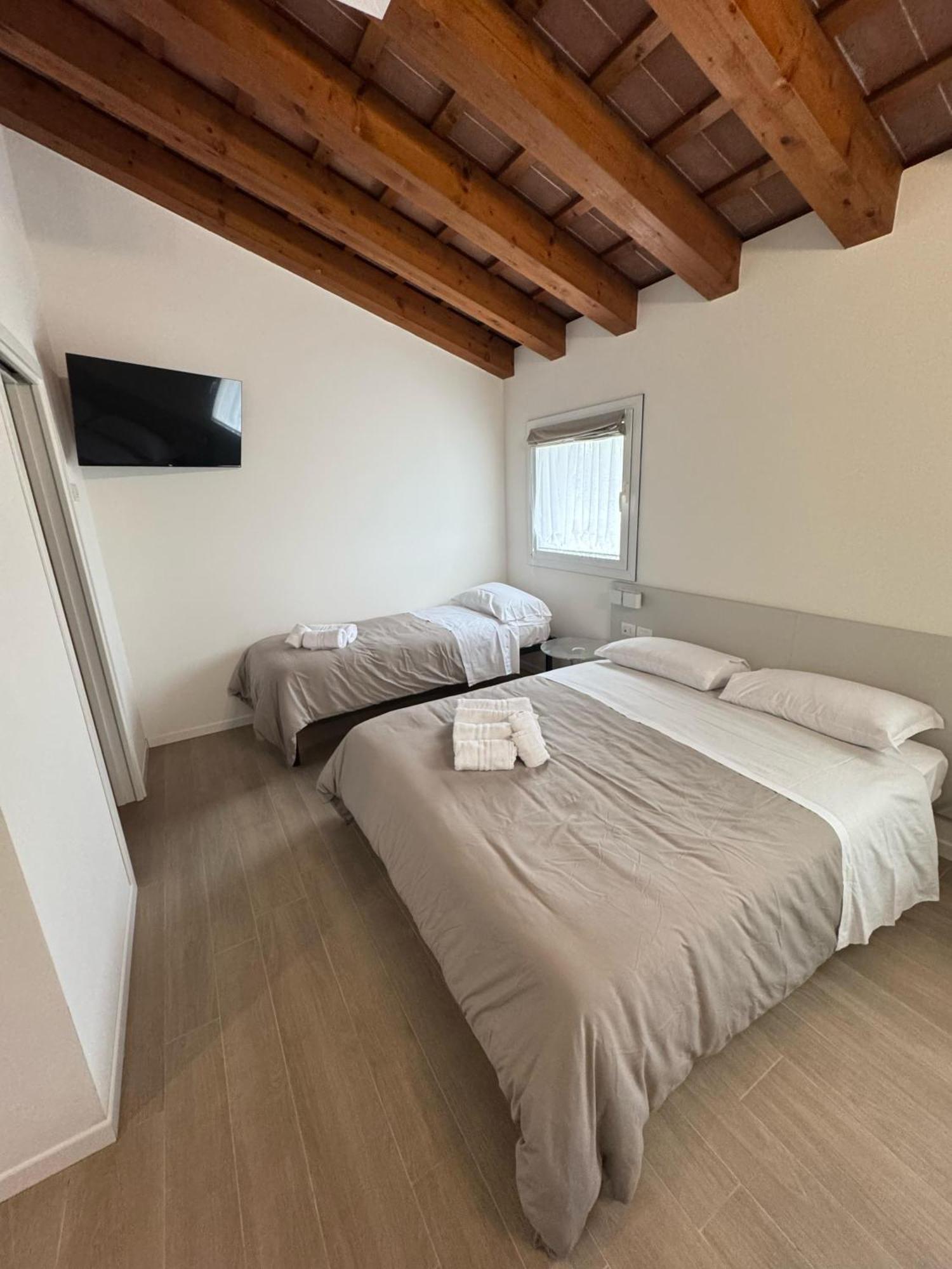 Hotel Villa Mary Santa Maria Di Sala Exteriör bild