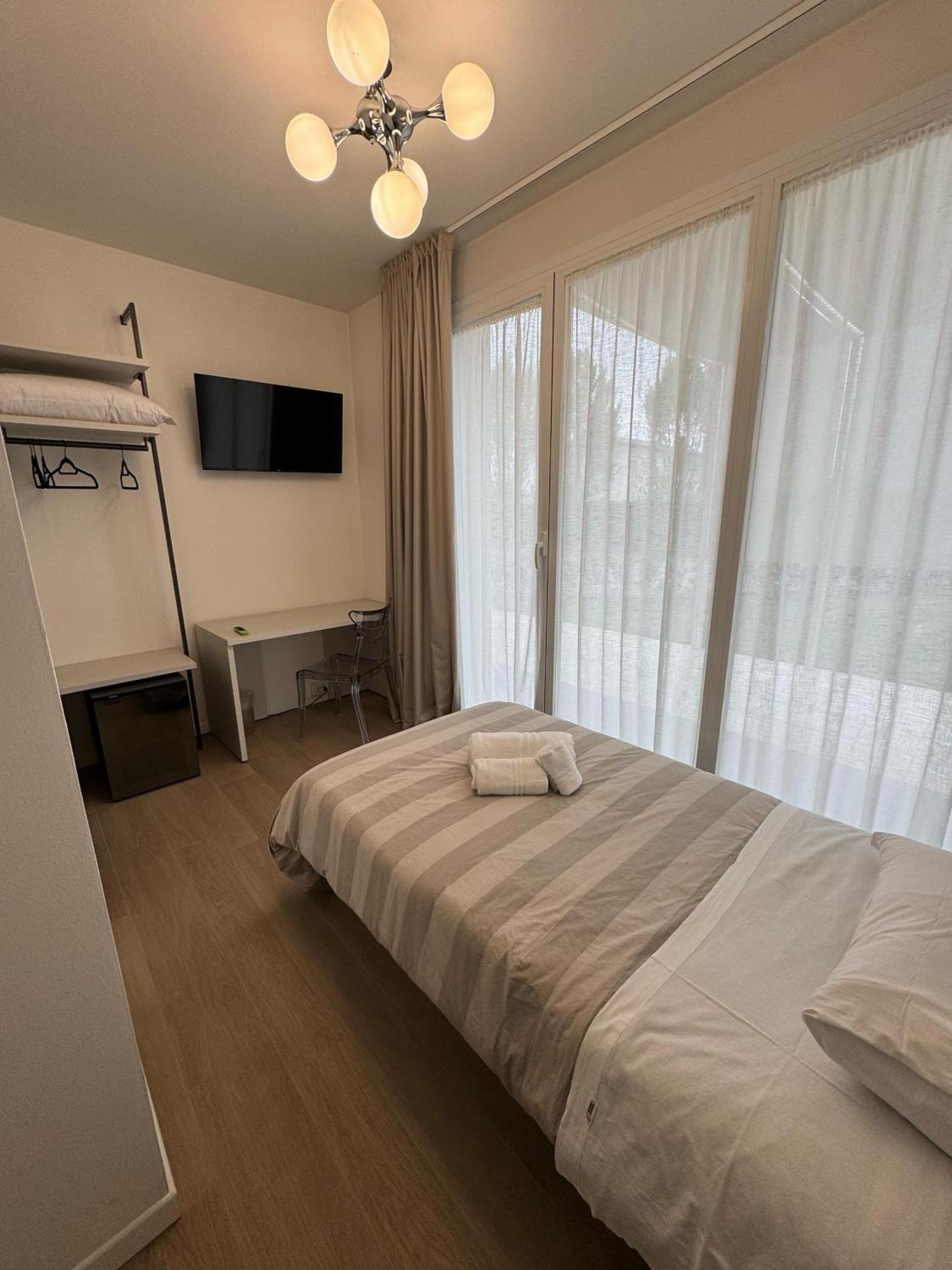 Hotel Villa Mary Santa Maria Di Sala Exteriör bild